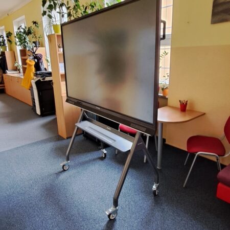 Interaktivní panel na kolečkách